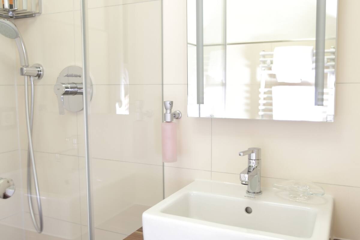 comfort single room | bathroom | shower, free toiletries, towels