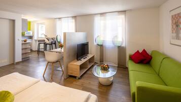 Appartement | Een minibar, een bureau, verduisterende gordijnen, geluiddichte muren