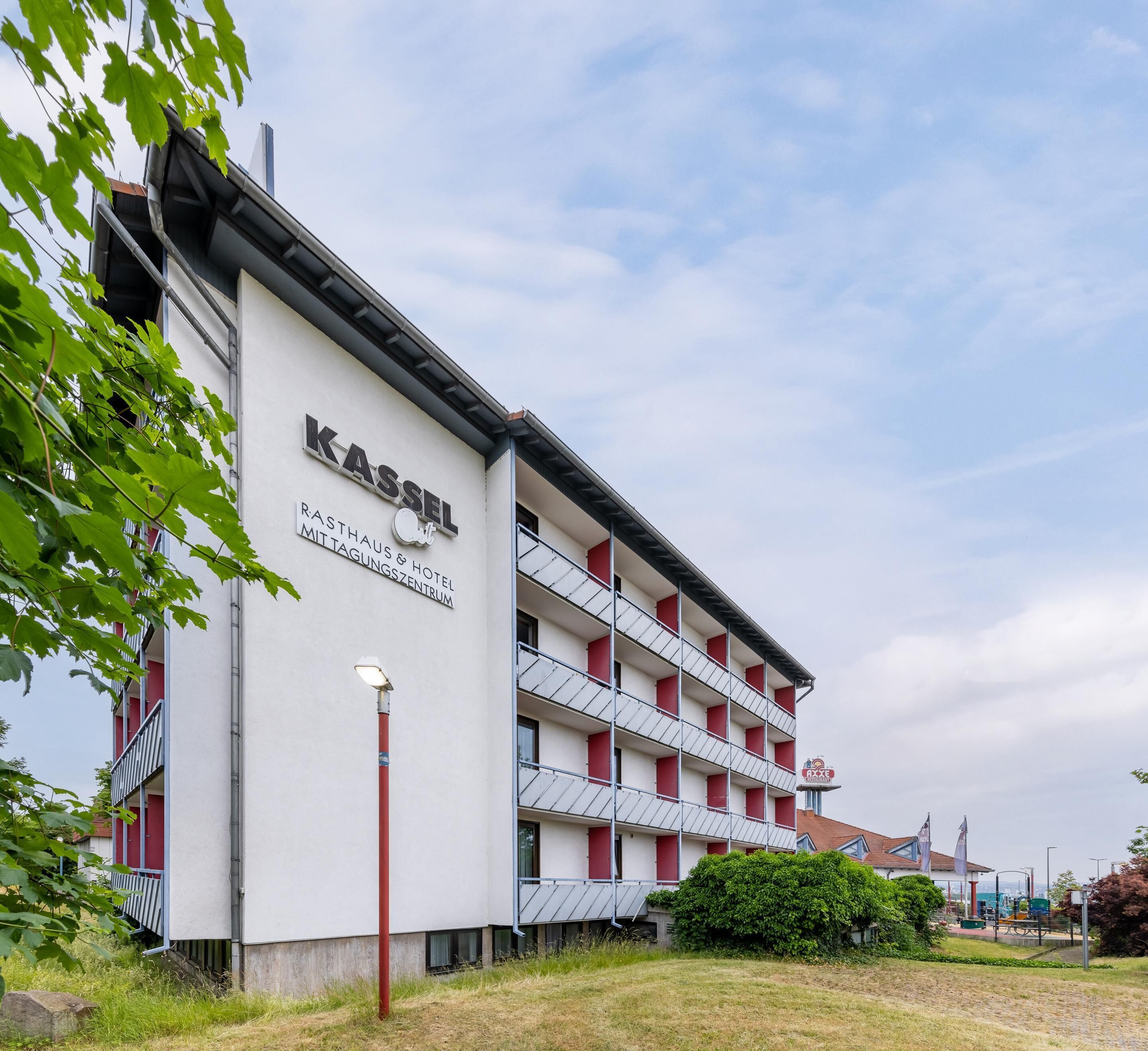 A multi-story building with the sign "KASSEL" and "RASTAUS & HOTEL MITTAGUNGEN ZENTRUM" indicating it is a hotel.
