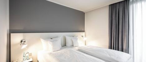 Literie hypoallergénique, coffres-forts dans les chambres, bureau