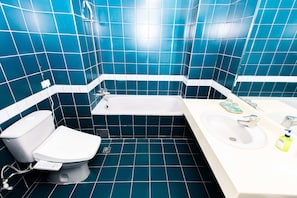 四人房 | 浴室 | 花灑/浴缸組合、免費梳洗用品、風筒、拖鞋