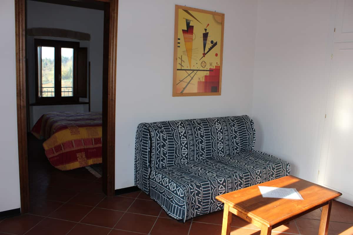 Bureau, chambres insonorisées, lits bébé (gratuits)