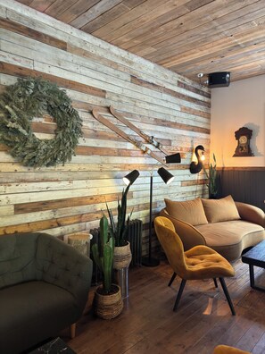 Living area - Akureyri Backpackers (Akureyri)