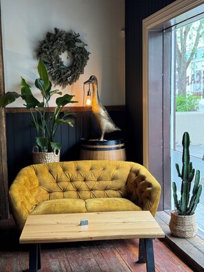 Living area - Akureyri Backpackers (Akureyri)