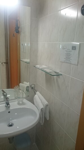 Shower, free toiletries