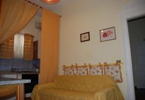 Appartamento Standard, 1 camera da letto, lato giardino | Area soggiorno | TV a schermo piatto