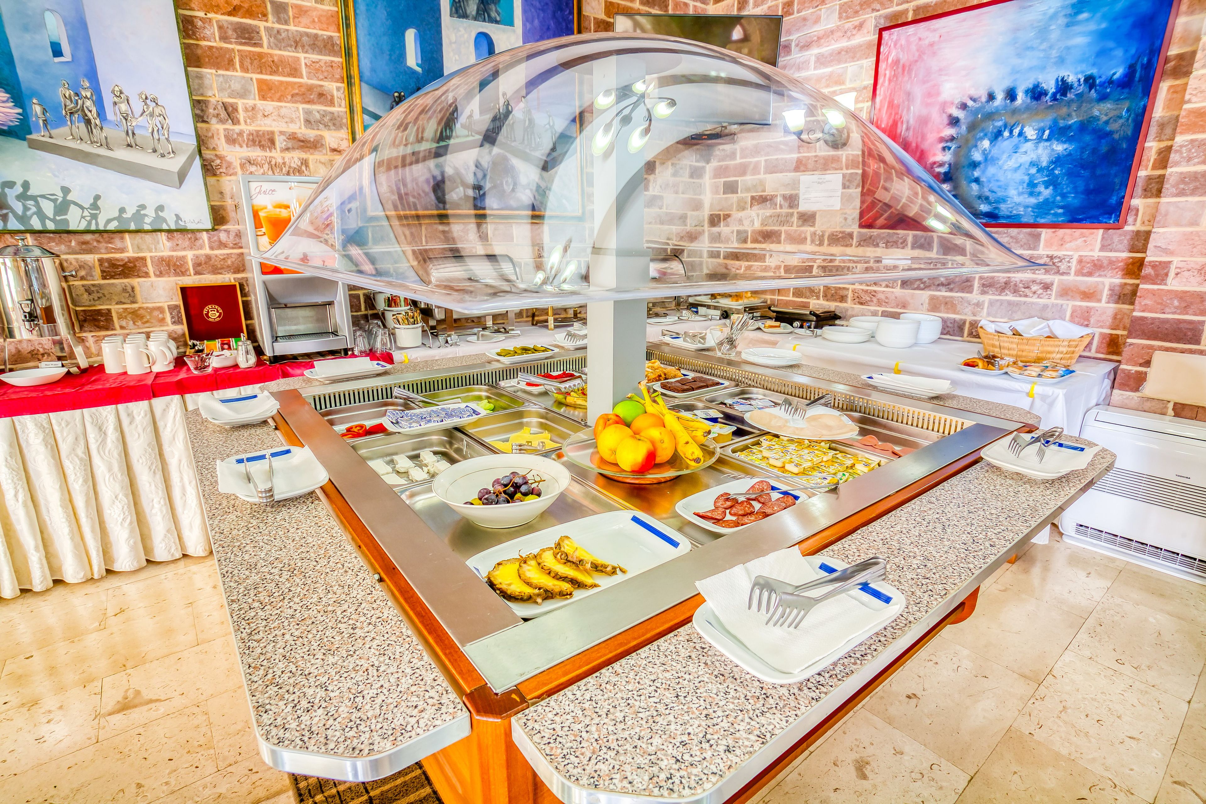 Frukostbuffé varje dag (EUR 12 per person)