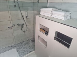 Deluxe Suite (duplex) WITH sea view / 2 bedrooms, terrace | Bathroom | Slippers, towels, shampoo - Palata Venezia (Ulcinj)