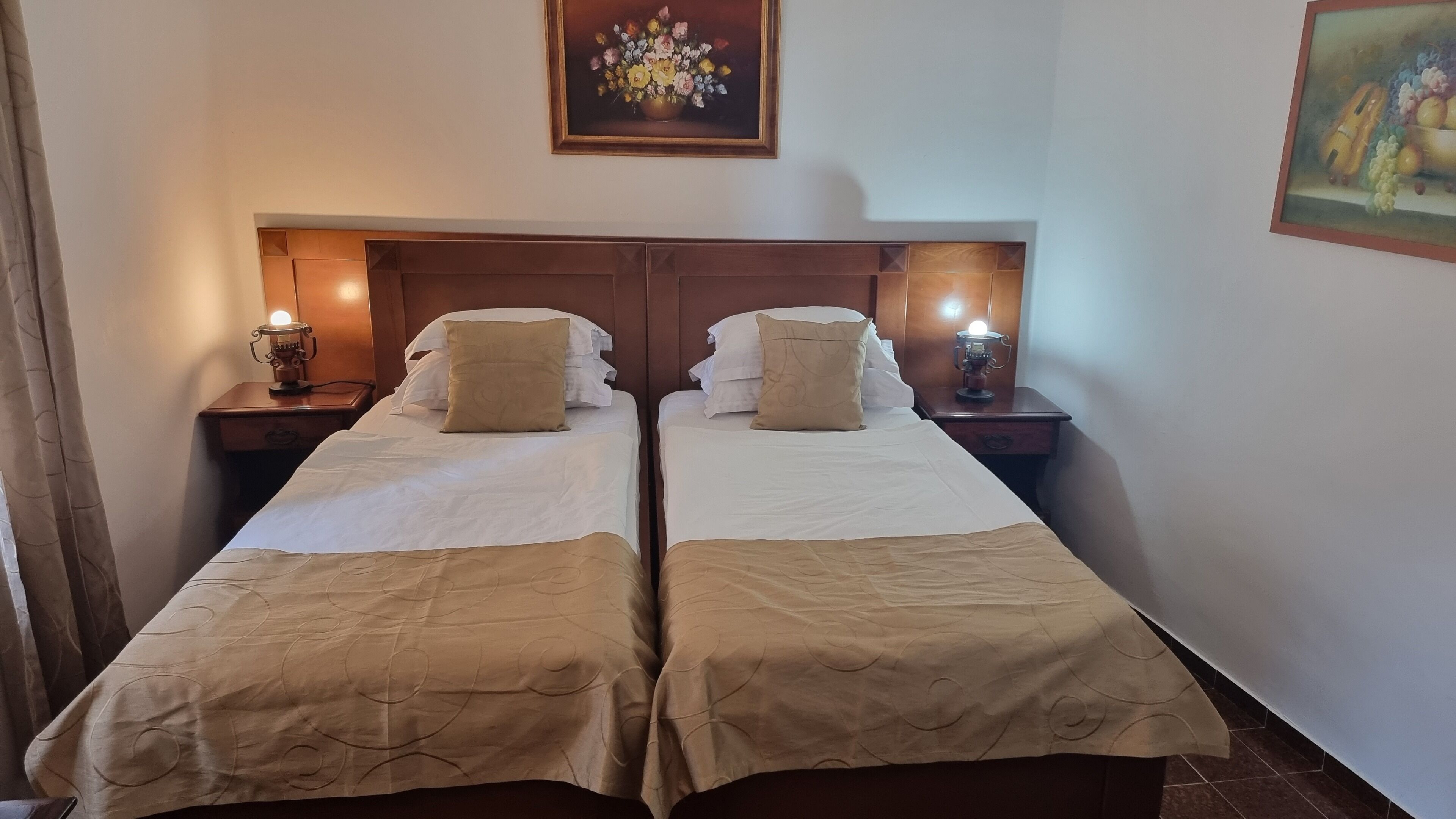 Minibar, caja de seguridad en la habitación, wifi gratis y ropa de cama 