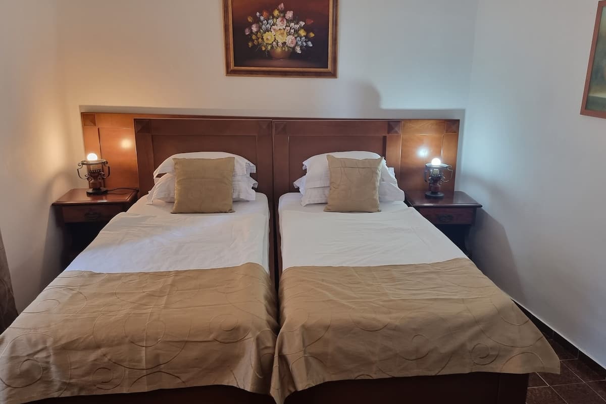 Minibar, coffres-forts dans les chambres, Wi-Fi gratuit, draps fournis