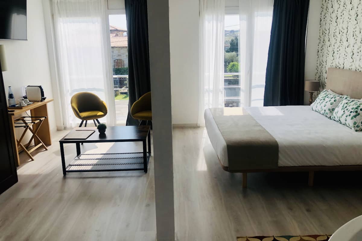 Suite, hot tub | Uitzicht vanaf balkon