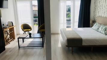 Suite, bañera de hidromasaje | Vistas del balcón