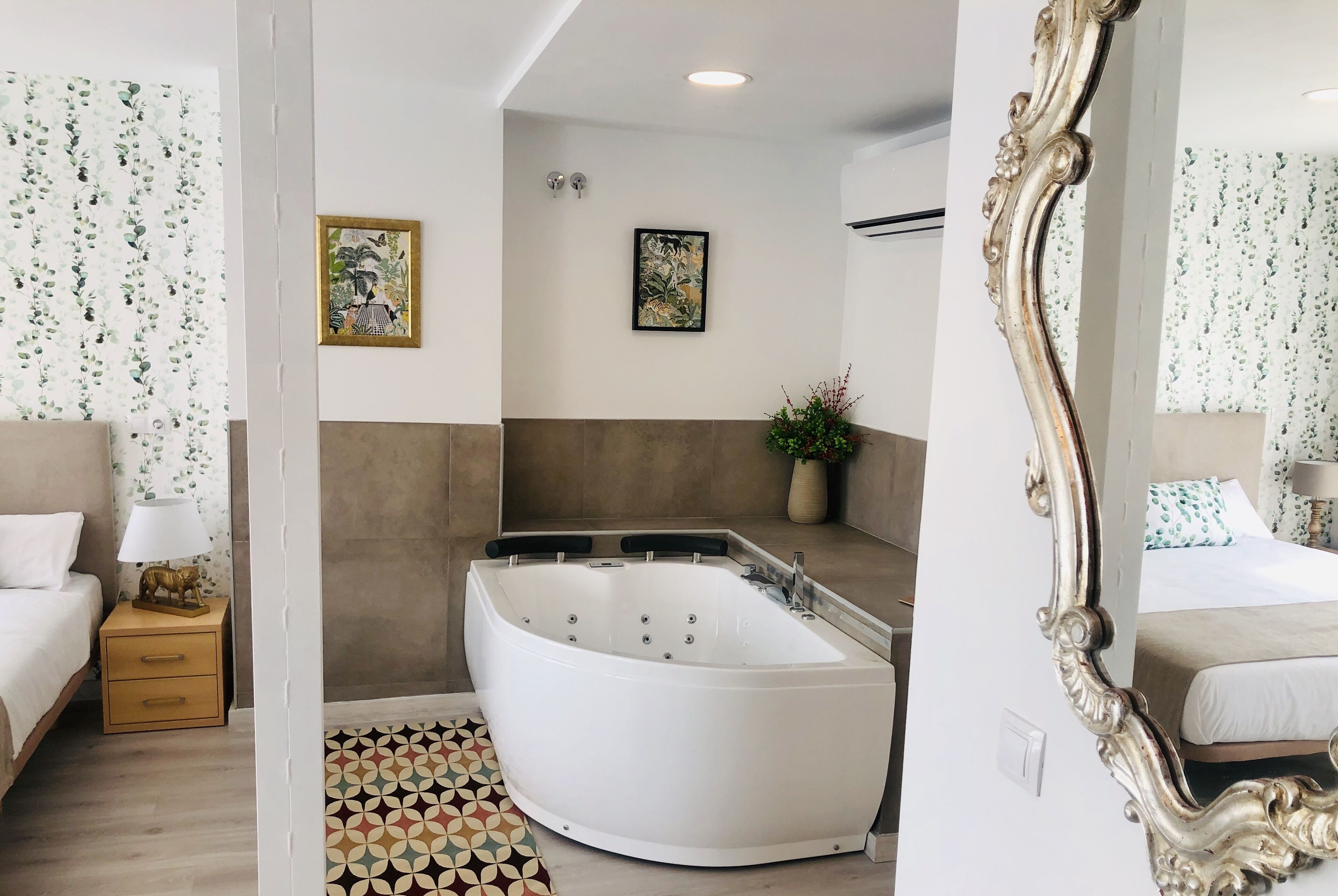 suite, hot tub | room amenity