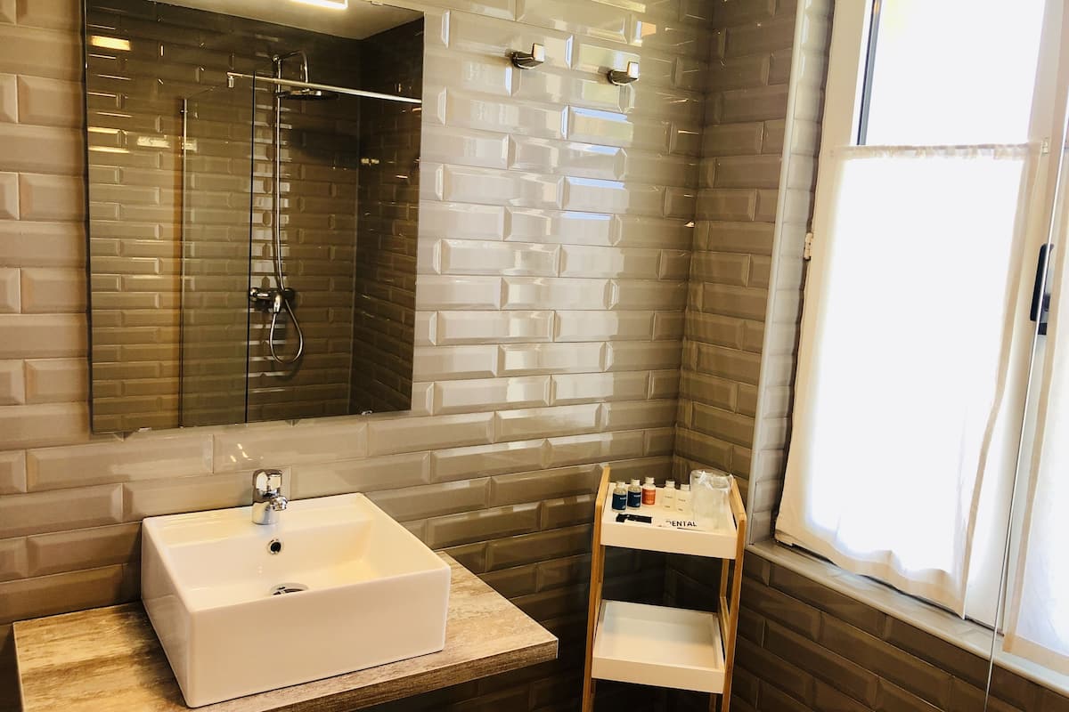 family suite, ensuite | bathroom