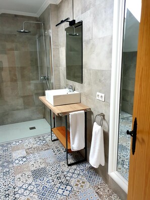 Double or Twin Room, Private Bathroom (doble) | Bathroom - Hotel Finca Alcamino (Santa Cruz de Bezana)