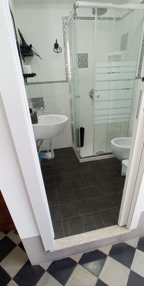 Quarto luxo | Banheiro | Chuveiro, chuveiro com efeito de chuva, produtos de toalete grátis 
