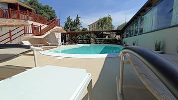 Piscina all'aperto, ombrelloni da piscina, lettini