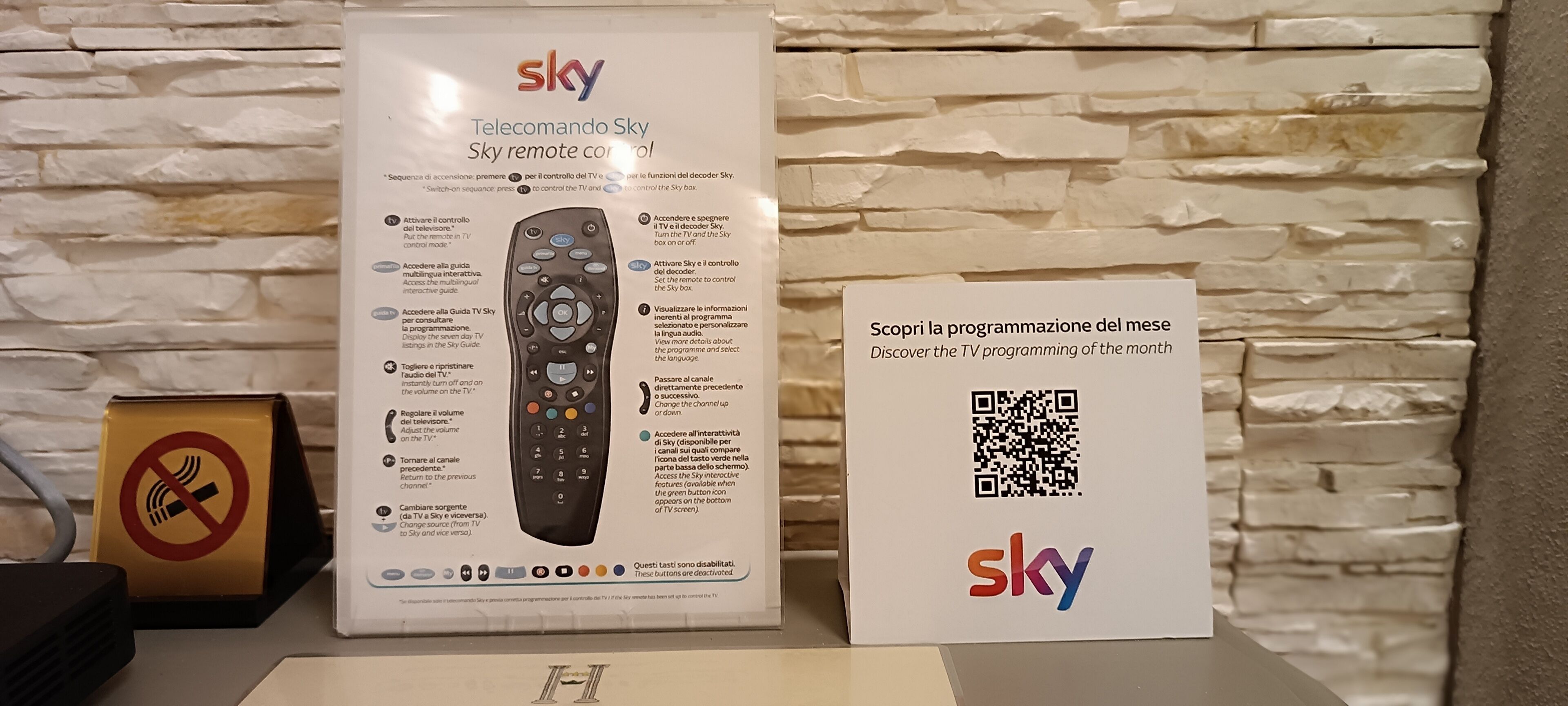 Um controle remoto Sky e um código QR para programação televisiva.