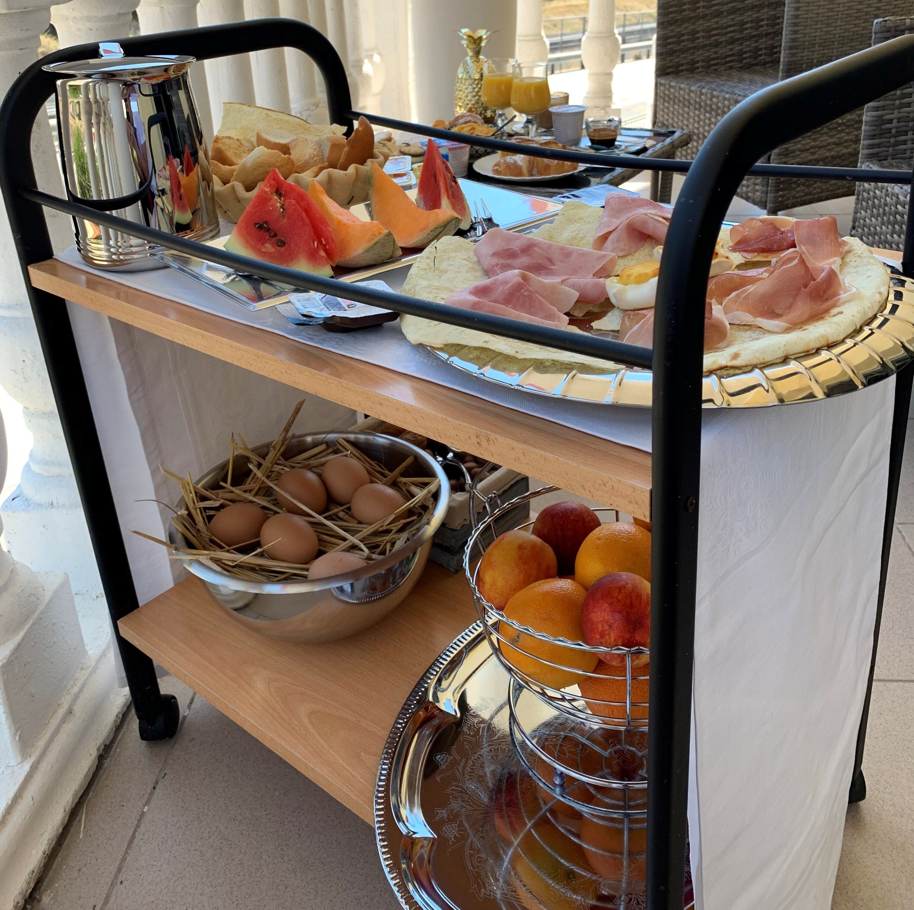 Ein Frühstücksbuffet mit verschiedenen Speisen und einer Obstschale.