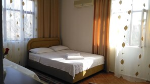 Chambre Familiale, rez-de-chaussée | Bureau, lits pliants/supplémentaires, Wi-Fi gratuit