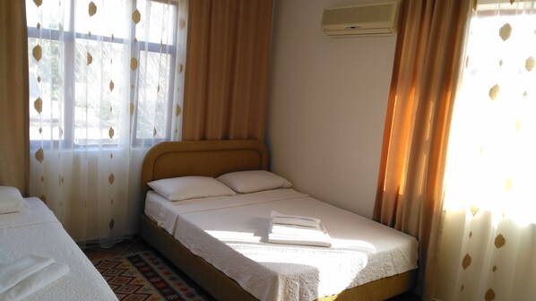 Triple Room, Balcony | Desk, rollaway beds, free WiFi