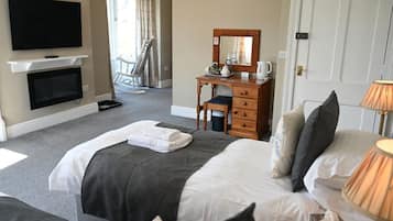 Desk, soundproofing, free WiFi, bed sheets