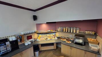 Desayuno continental diario (GBP 12.00 por persona)