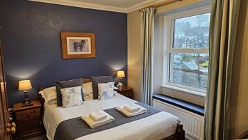 Escritorio, sistema de insonorización, wifi gratis y ropa de cama