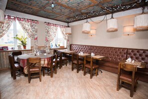 Breakfast, lunch, dinner served; Russian cuisine  - Hotel Pushkin (Pskov)