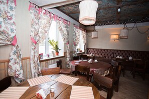 Breakfast, lunch and dinner served - Hotel Pushkin (Pskov)