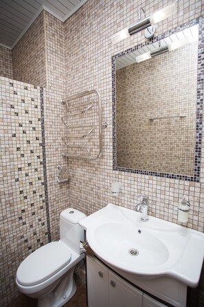 Junior Suite | Bathroom | Shower, free toiletries, hair dryer - Hotel Pushkin (Pskov)