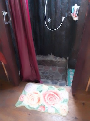 Chambre de base double ou avec lits jumeaux | Salle de bain | Douche cascade, articles de toilette (gratuits), séchoir à cheveux