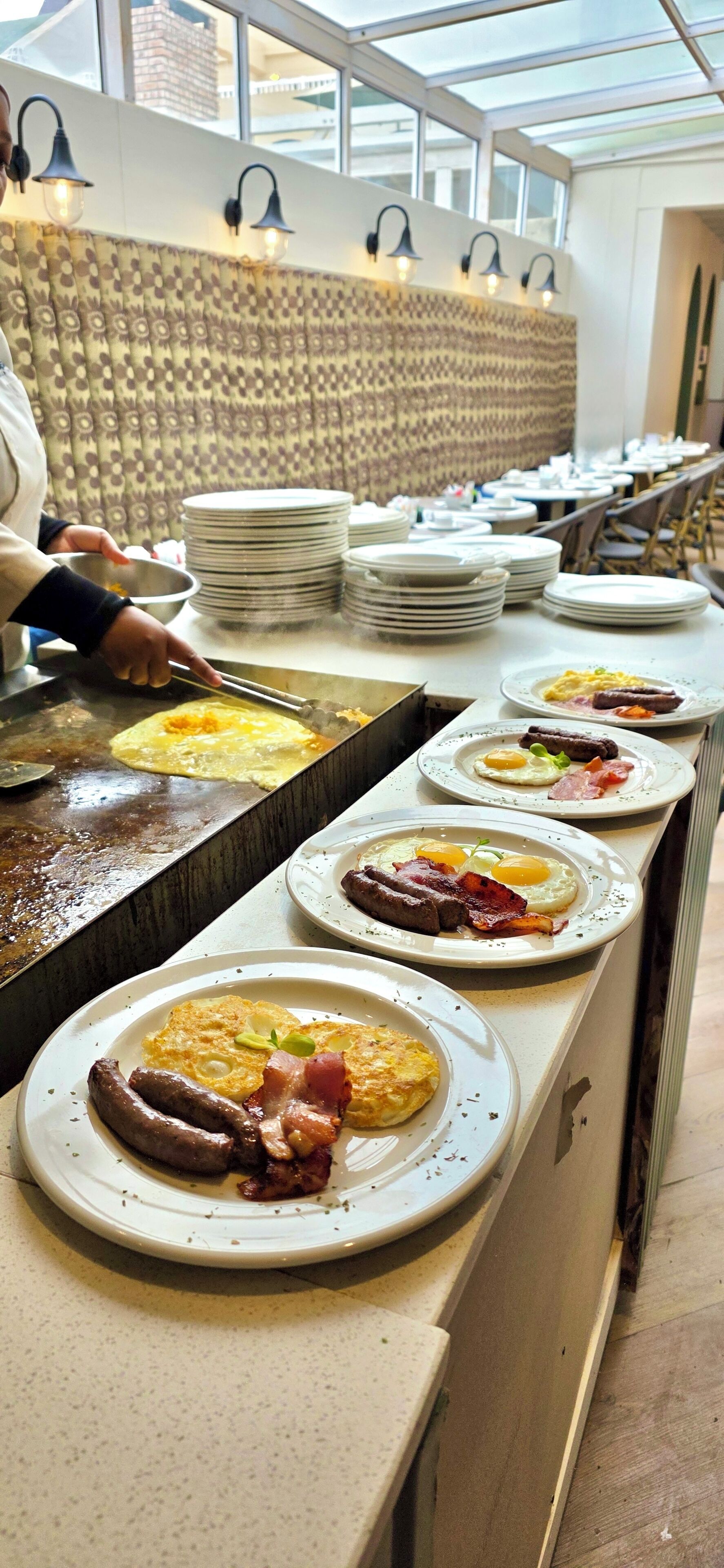 Una mesa de buffet con diversas opciones para el desayuno.