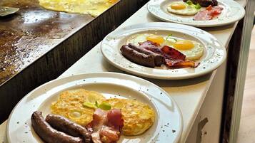 Una mesa de buffet con diversas opciones para el desayuno.