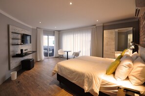Comfort Twin Room | Minibar, in-room safe, desk, blackout drapes