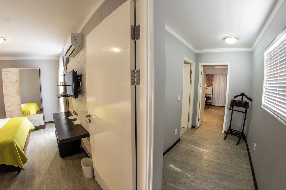 Family Room | Minibar, in-room safe, desk, blackout drapes