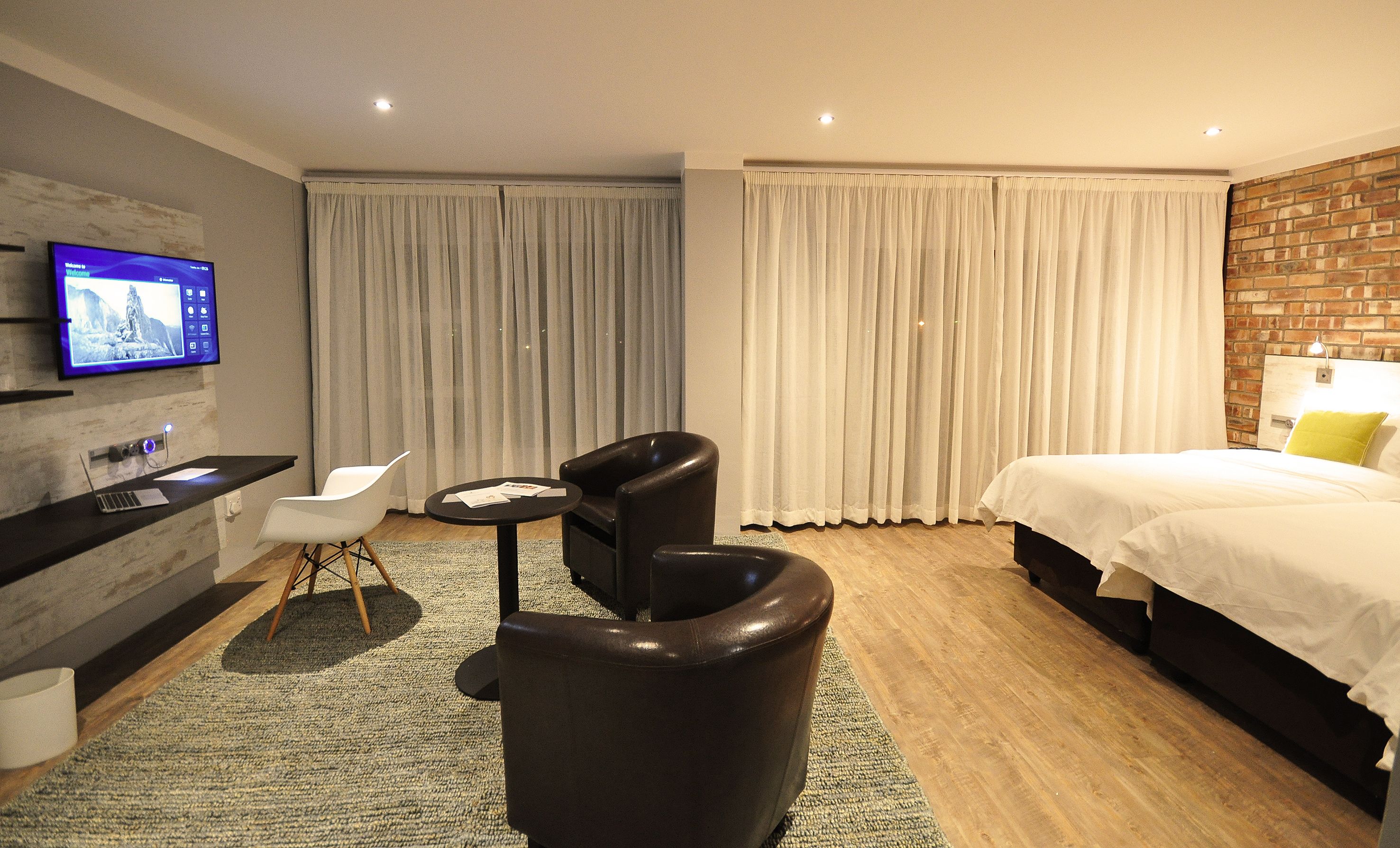 Minibar, caja de seguridad en la habitación y escritorio 