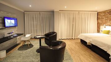 Minibar, caja de seguridad en la habitación y escritorio