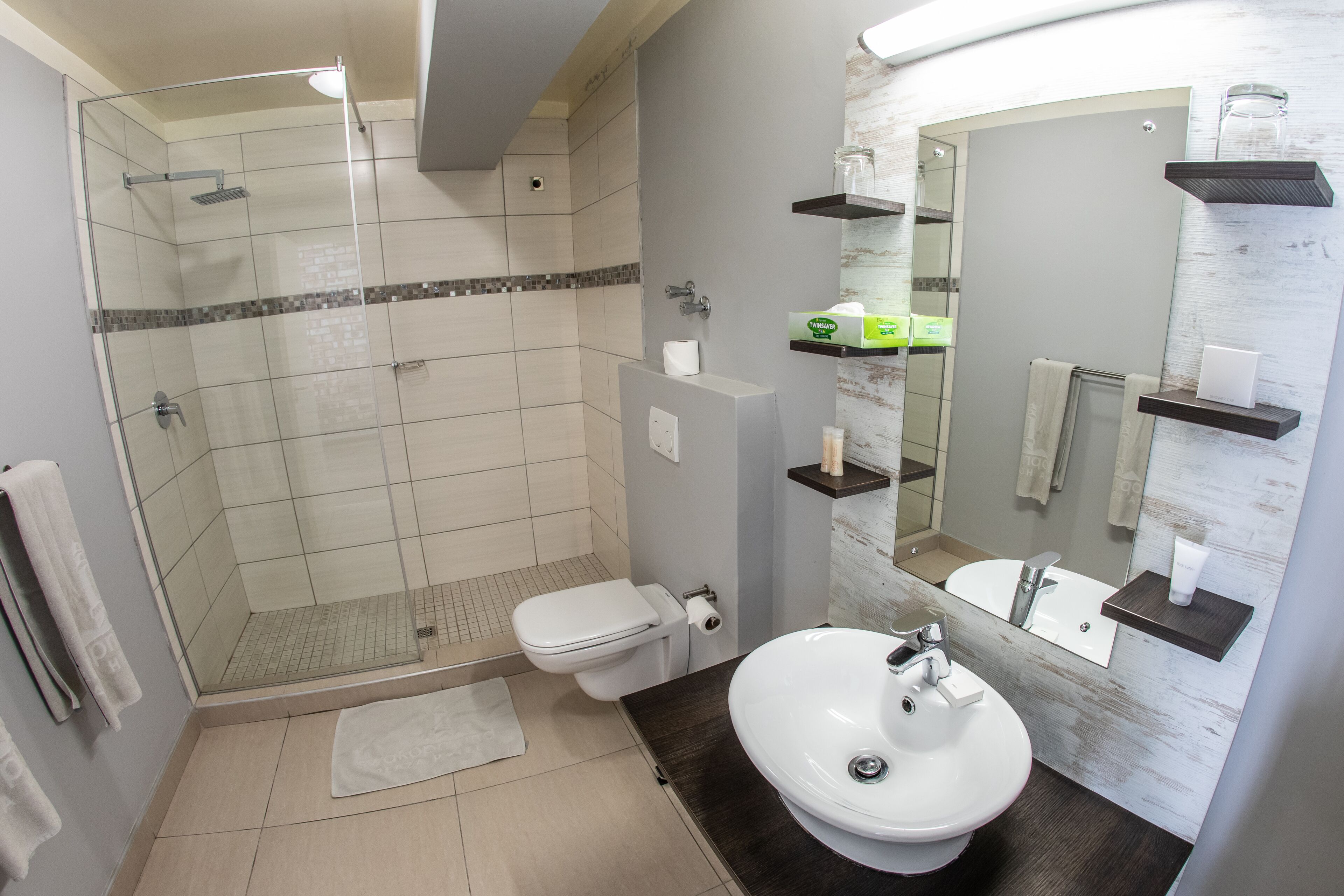 suite | bathroom | shower, free toiletries, hair dryer, towels