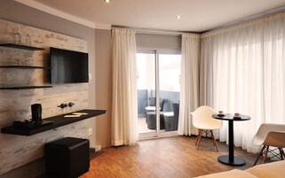 Comfort Twin Room | Minibar, in-room safe, desk, blackout drapes