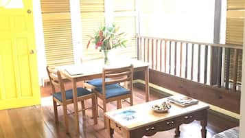 Biệt thự có thiết kế đặc trưng, 1 giường cỡ king, bếp, quang cảnh vườn | Phòng khách | TV