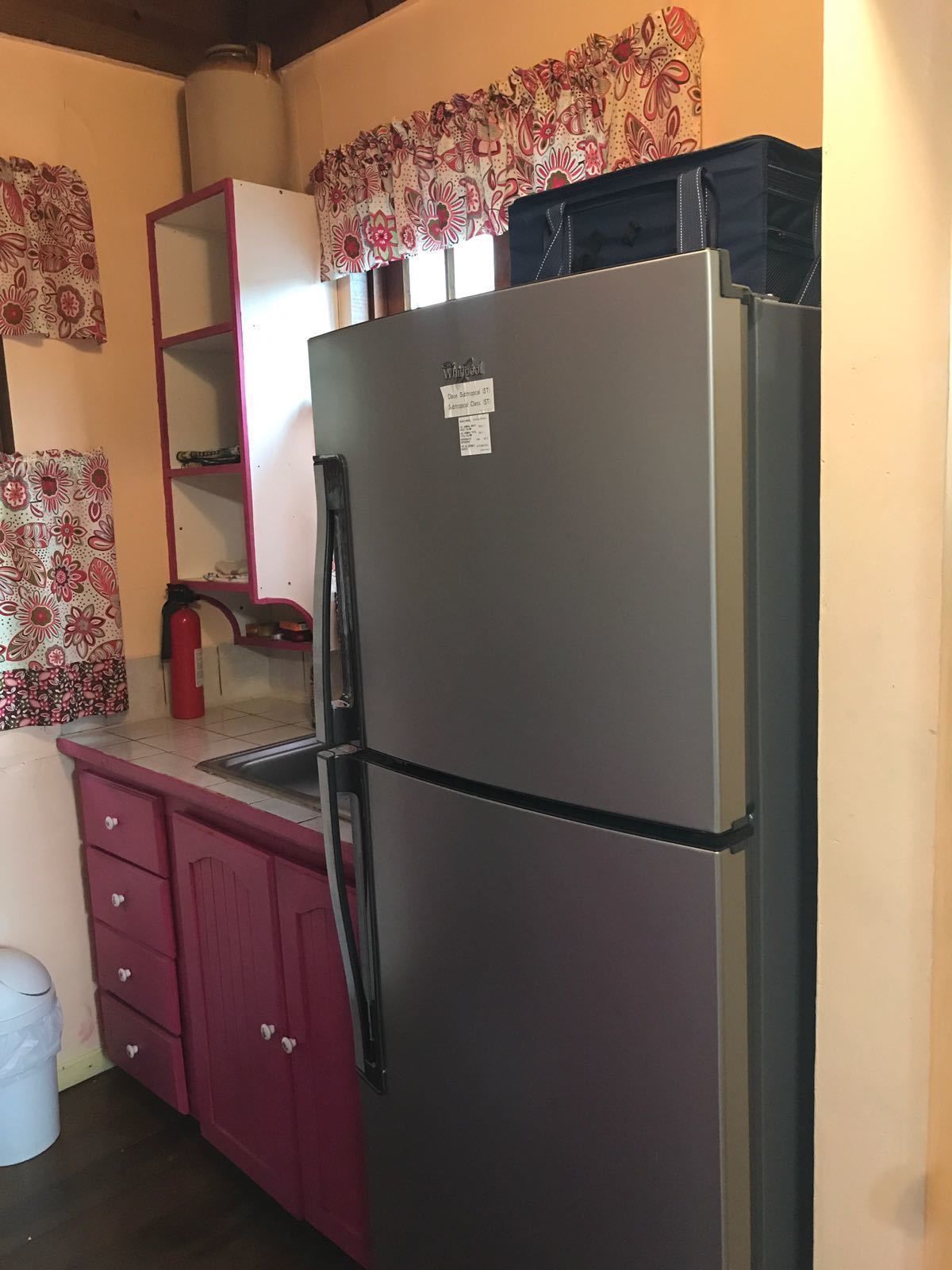 Villa Signature, 1 très grand lit, cuisine, vue jardin | Cuisine privée | Grand réfrigérateur, micro-ondes, cafetière/bouilloire