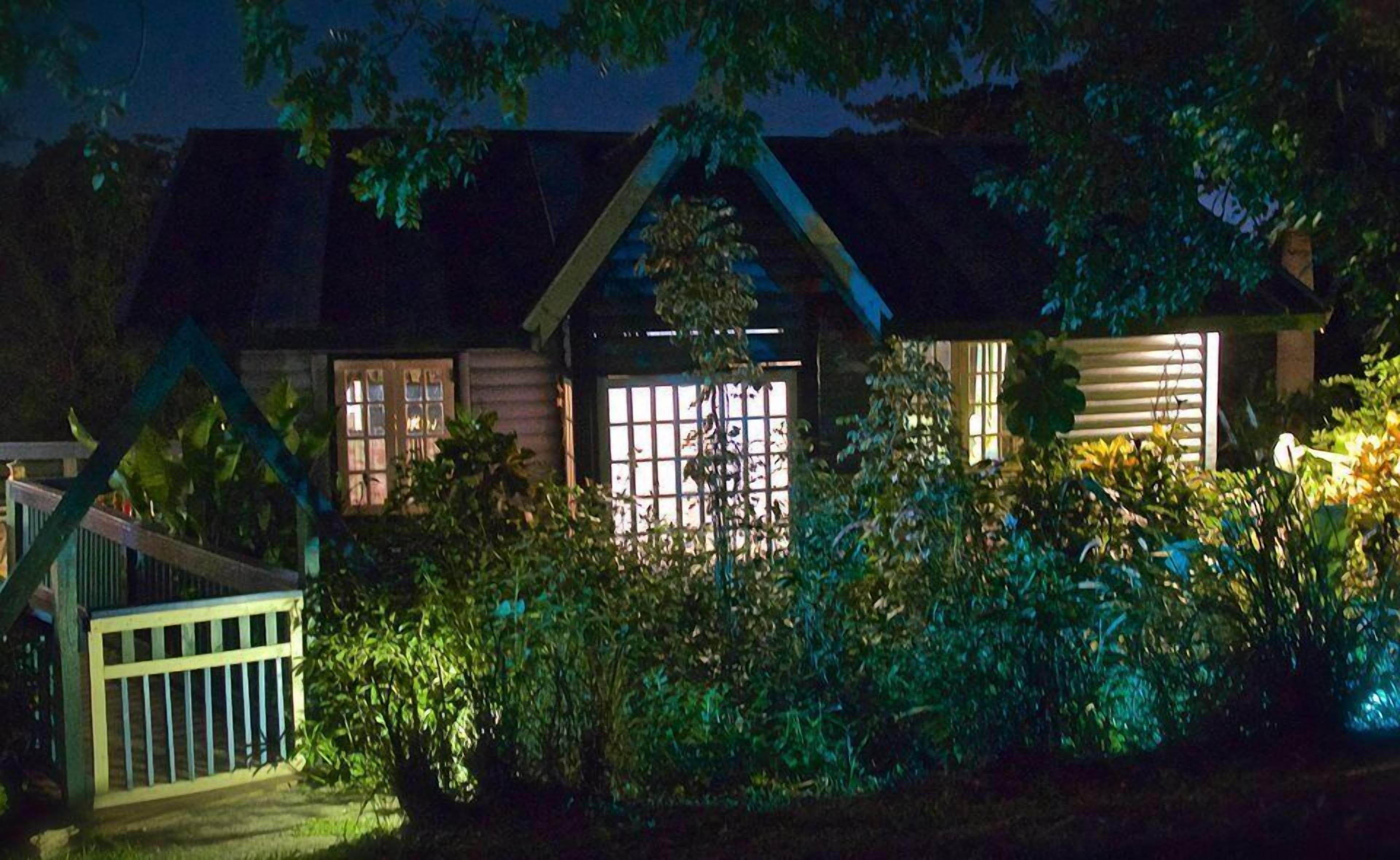 Voorkant accommodatie - avond/nacht