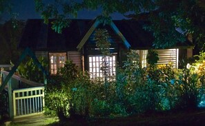 Fassade der Unterkunft – Abend/Nacht