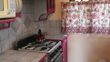 Biệt thự có thiết kế đặc trưng, 1 giường cỡ king, bếp, quang cảnh vườn | Bếp riêng | Tủ lạnh, lò vi sóng, dụng cụ pha cà phê/trà