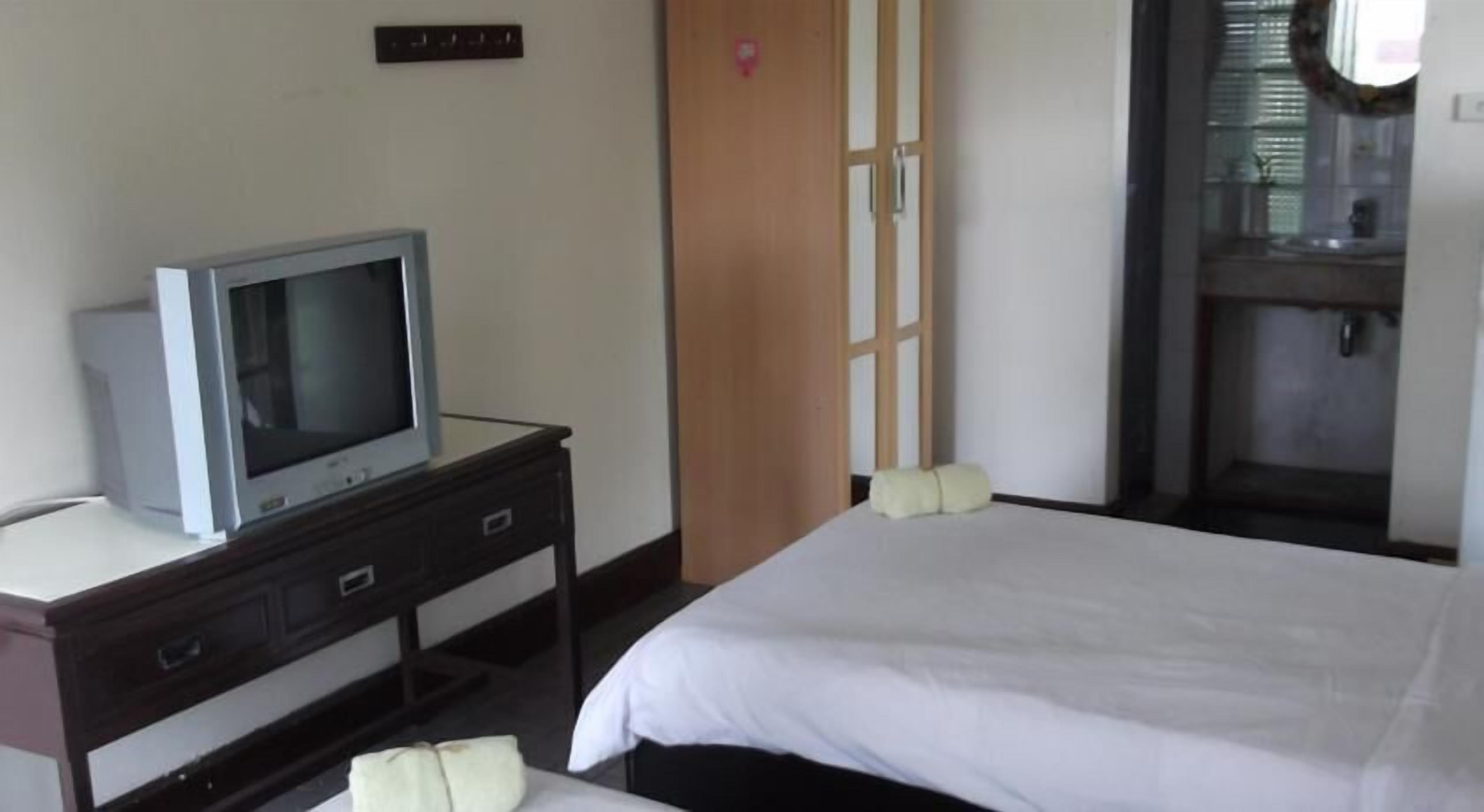 Corner Room | Desk, rollaway beds, free WiFi