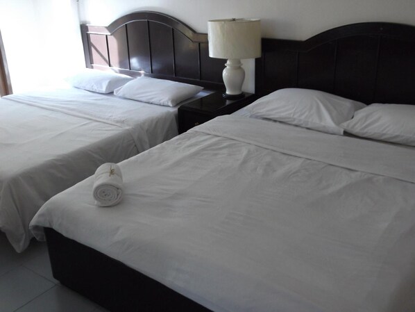 Desk, rollaway beds, free WiFi - Rim Ping Guesthouse (Chiang Mai)