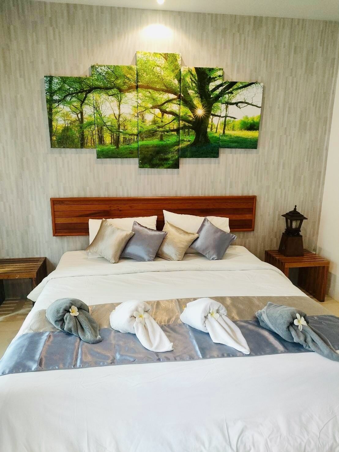 Rom – superior, bassengutsikt | Minibar, safe på rommet, skrivebord og blendingsgardiner