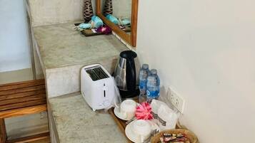 Minibar, caja de seguridad en la habitación y escritorio