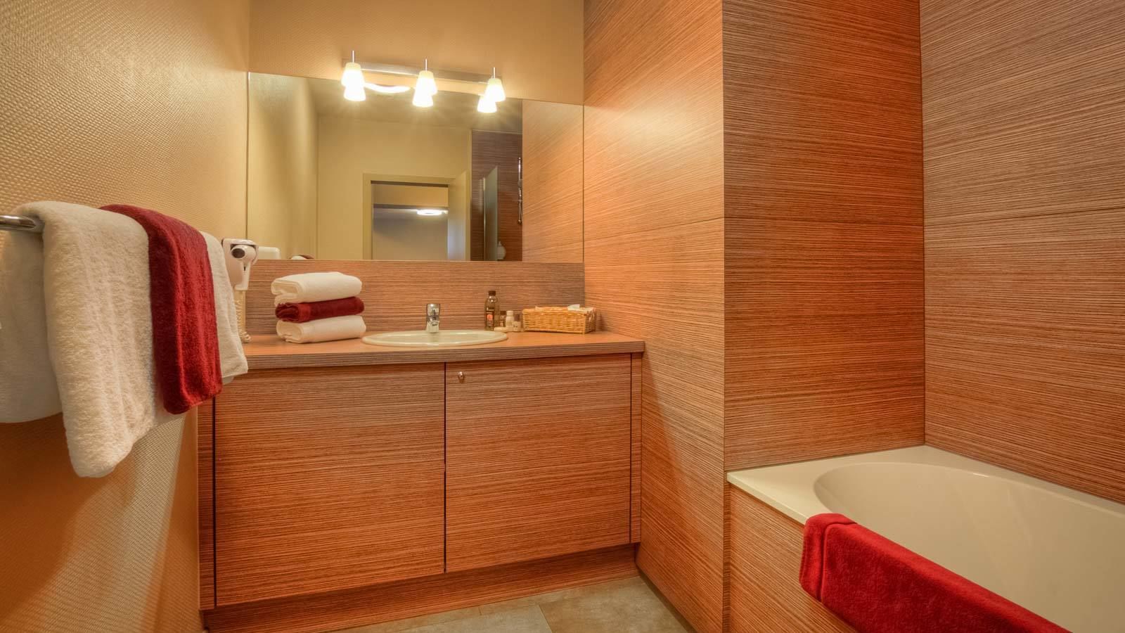 executive double room | bathroom | free toiletries, hair dryer, towels